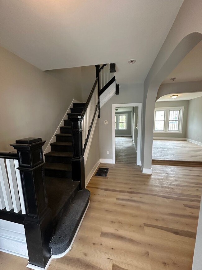 Foto del edificio - Beautifully Renovated 3-Bedroom Twin Home ...