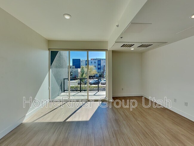Building Photo - 877 S 200 W