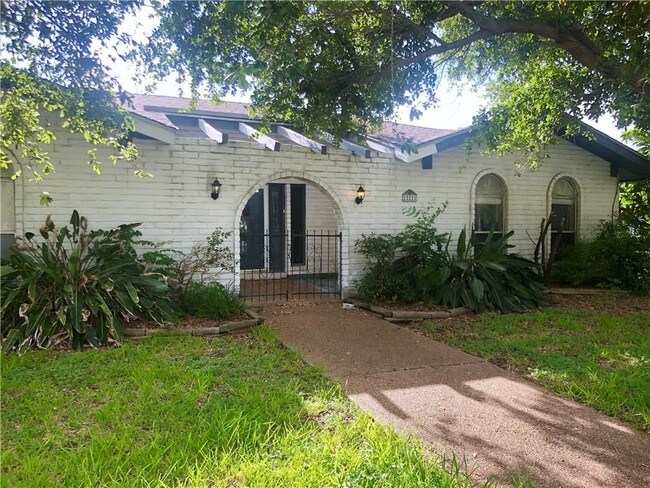 Building Photo - 222 Poesta Dr