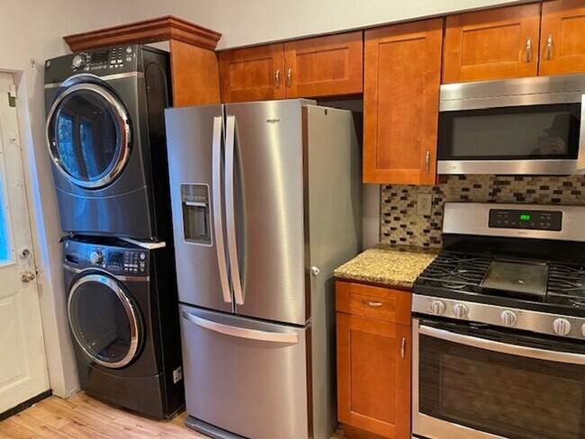 Building Photo - Recently Remodeled 3 Bedroom Home