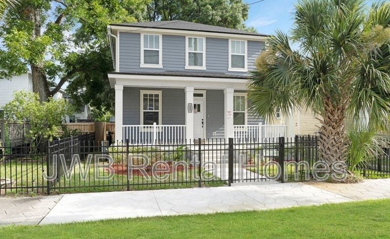 Primary Photo - 32 E 10th St