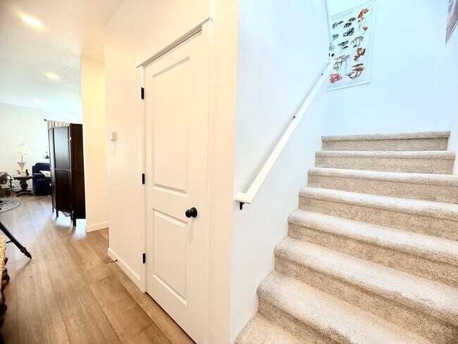 Foto del edificio - Updated 4 Bedroom Home with Stunning Private Backyard