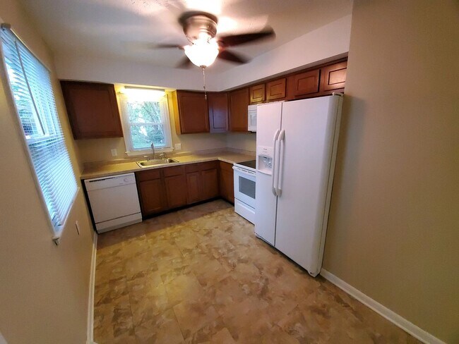 Building Photo - 3 Bedroom, 1 Bathroom with Walkout Basement