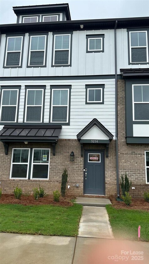 Foto principal - 3214 Stelfox St