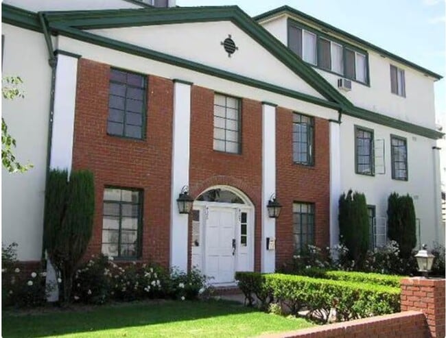 Building Photo - 427 N Doheny Dr