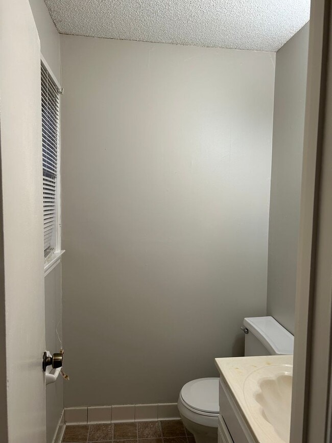 Building Photo - 3br 2ba fence in yard...corner lot