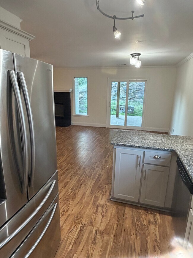 Foto del edificio - 3411 Cedarcrest Cir