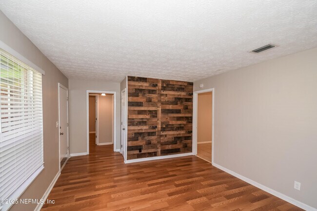 Foto del edificio - 8316 Frost St N