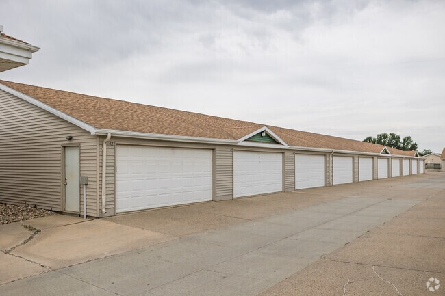 Garajes - Cottonwood Apartments