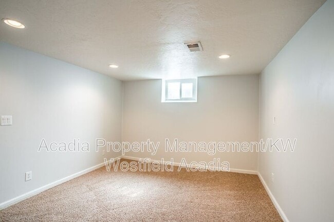 Building Photo - 542 150 E