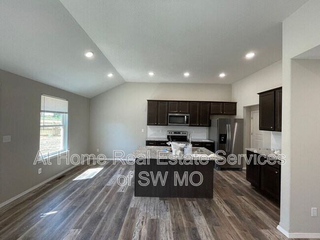 Building Photo - 617 S Southgate Dr