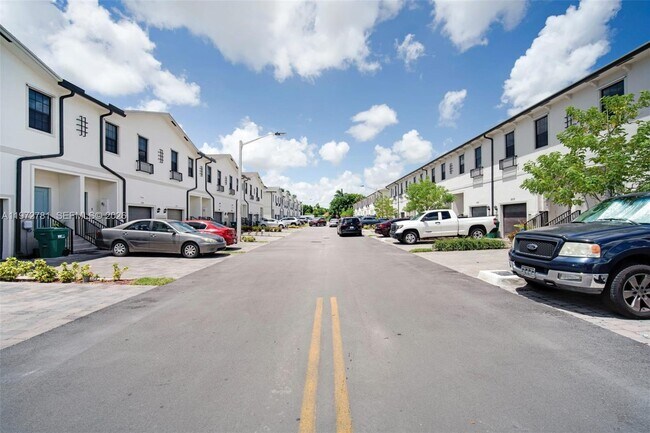 Foto del edificio - 1181 SW 7th Ct