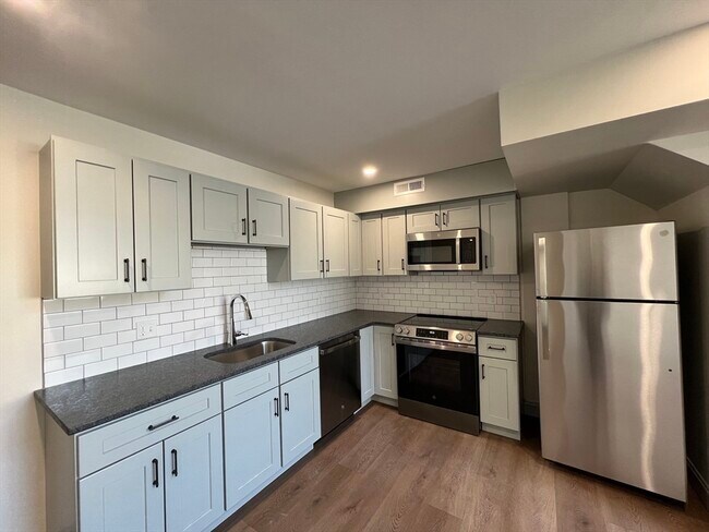 Building Photo - 160 Seabury St