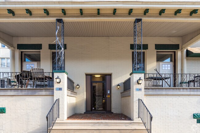 Entrada - Campus Apartments