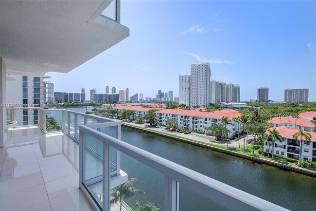 Foto del edificio - 3030 NE 188th St
