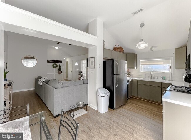 Building Photo - 48105 Mayflower Dr