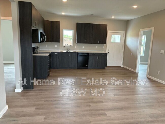 Foto del edificio - 1343 S Shayla Ave
