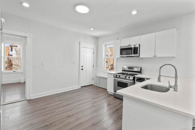 Building Photo - 394 Gregory St