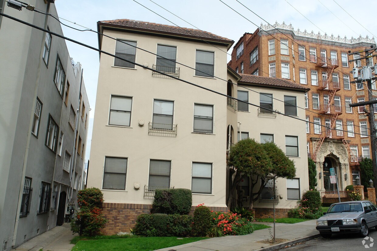 Building Photo - 325 Park View Ter