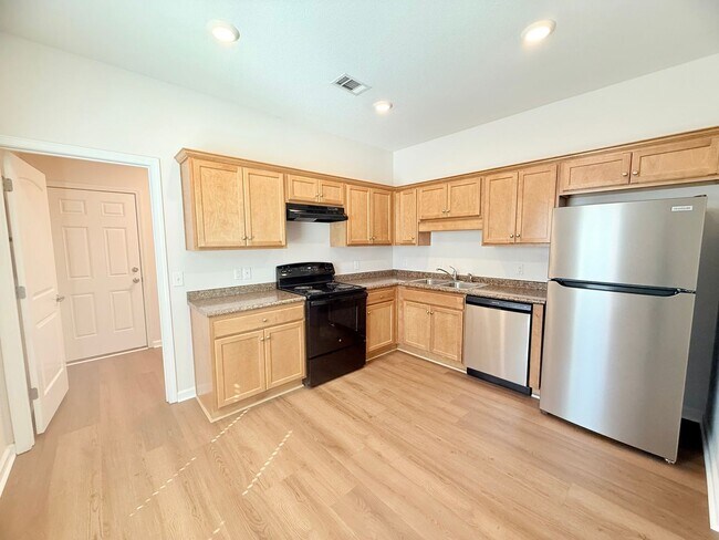 Foto del edificio - Spacious 2-Bedroom Duplex
