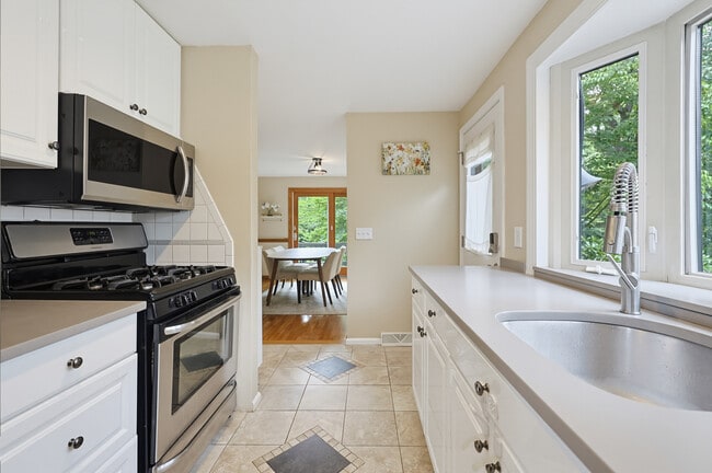 Building Photo - 33 Brimstone Way