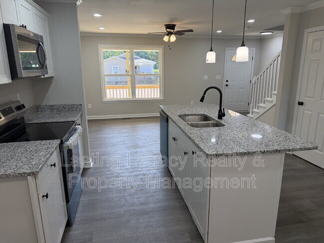 Building Photo - 2036 Harrison Ave