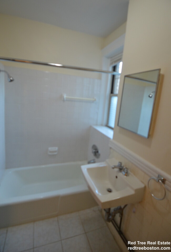 Building Photo - 31 Park Dr