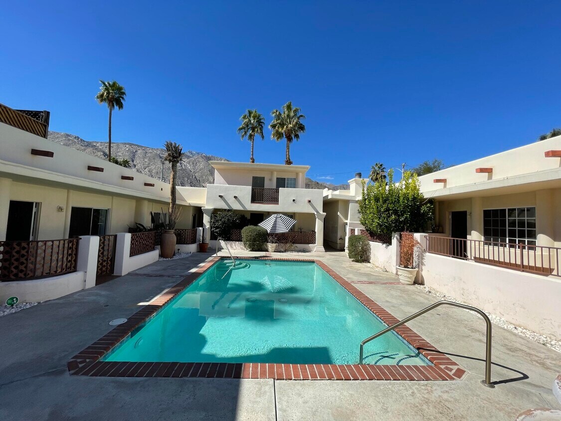 Foto del edificio - 980 N Indian Canyon Dr
