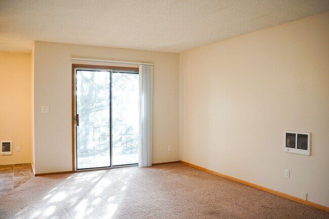 Foto del edificio - Cedar Hills Garden Style Spacious 1 Bdr w/Balcony!