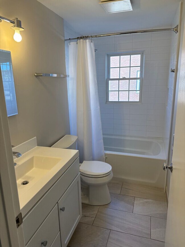 Building Photo - Well-Maintained 2-Bedroom Condo in prime C...