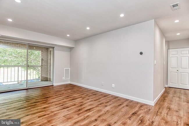 Building Photo - 5812 Cove Landing Rd