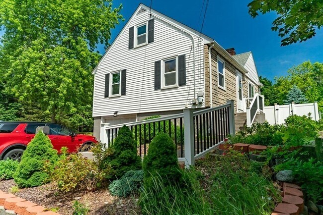 Building Photo - 347 Common St