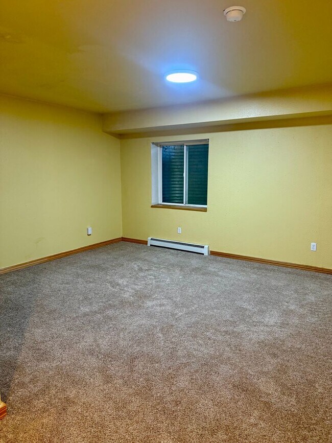 Foto del edificio - 6 bedroom 3 bath home in Belgrade with att...