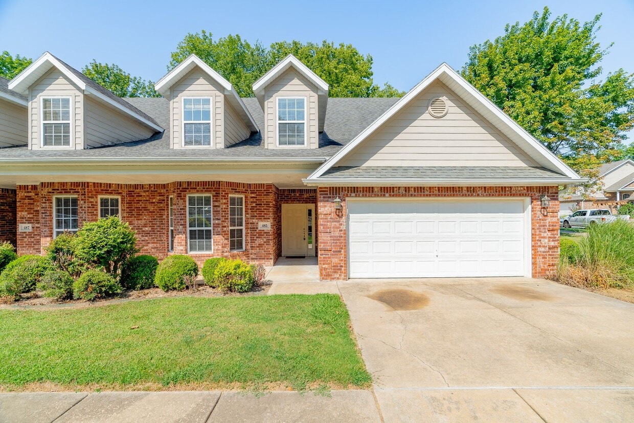 Primary Photo - Beautiful & spacious 4 Bedroom condo w/fen...