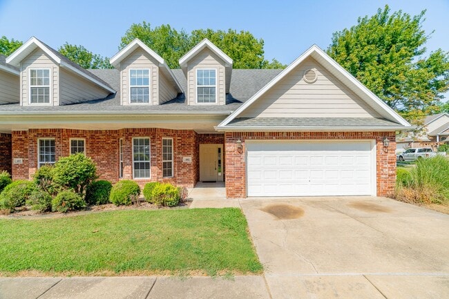 Beautiful & spacious 4 Bedroom condo w/fen... - Beautiful & spacious 4 Bedroom condo w/fen...
