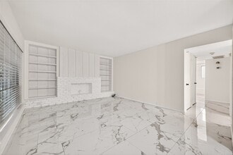 Building Photo - 2201 Fountain View Dr