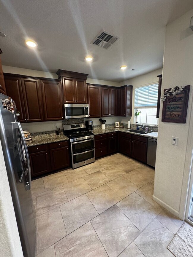 Building Photo - 2 STORY HOME WITH SOLAR IN WEST ROSEVILLE!