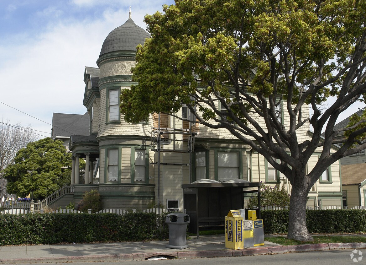Primary Photo - 1502 Grand St