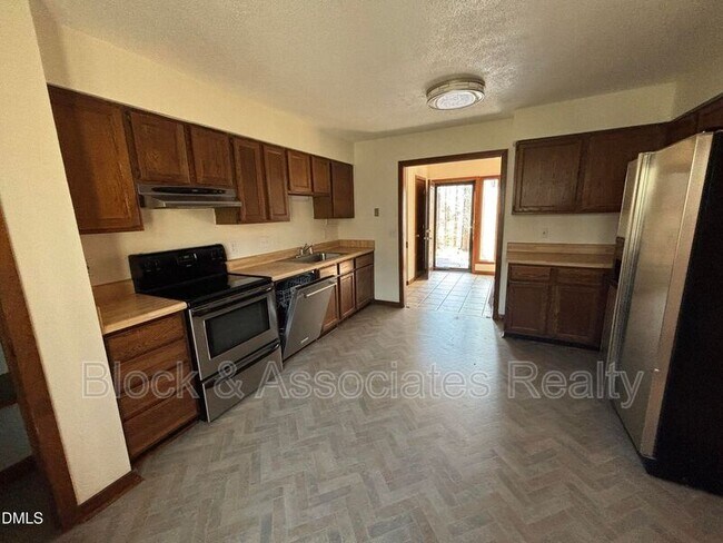 Building Photo - 716 Carl Dr