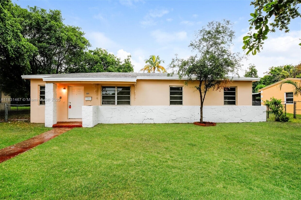 Foto principal - 325 NW 190th St