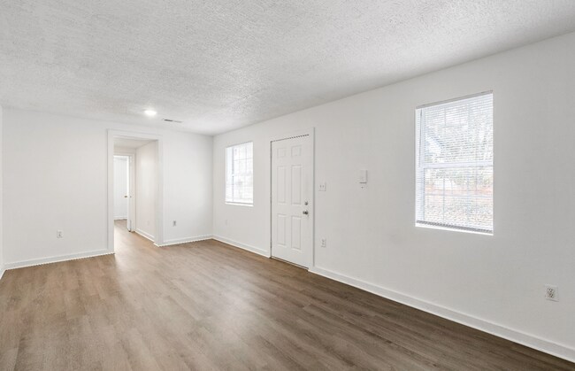 Foto del edificio - Spacious & Fully Renovated Prime North Charleston Location – Pre-Leasing Now!