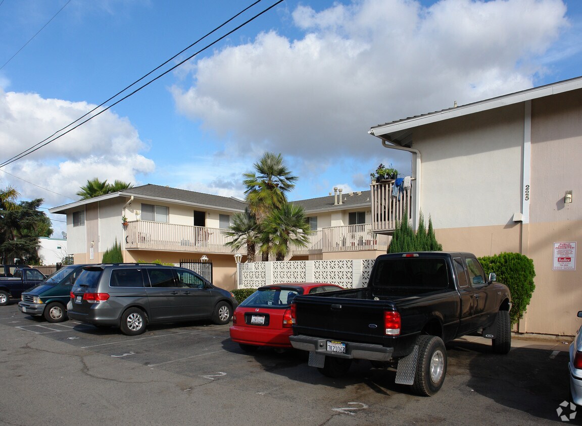 Building Photo - 225 Chinaberry Ln