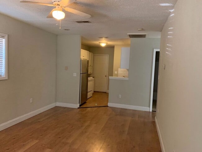Building Photo - Duplex In The Heart Of Summerville!