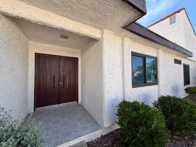Building Photo - Wonderful Townhome in SE Vegas.