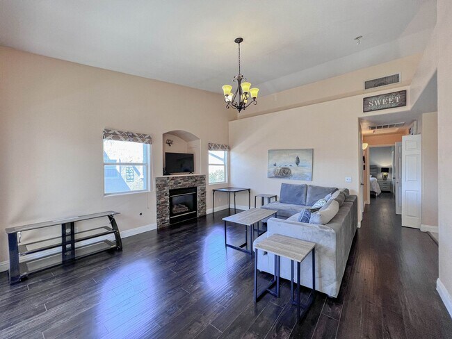 Foto del edificio - A Beautiful 2 Bedroom Upstairs Condo in Su...