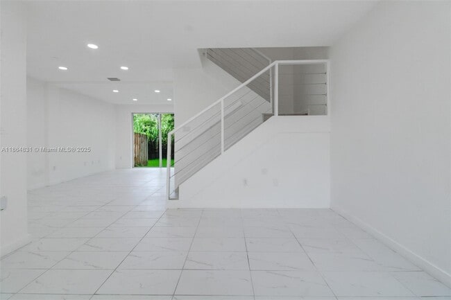Building Photo - 1543 SE 24th Ct