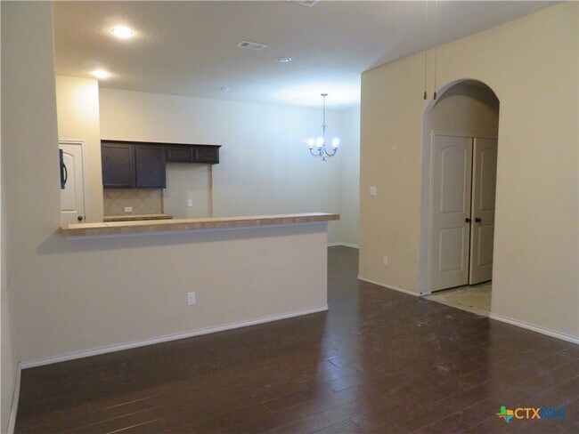 Building Photo - 554 Creekside Cir