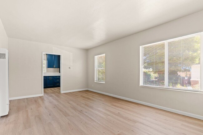 Building Photo - Fully Remodeled Oakland 2 Bed w/ Off-Street Parking