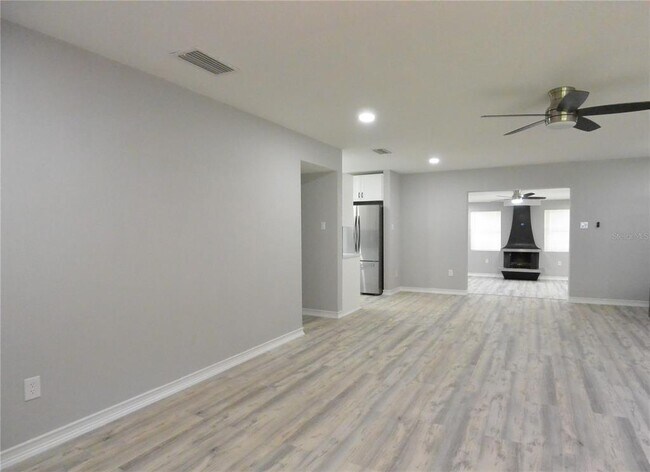 Building Photo - 5476 Lake Le Clare Rd