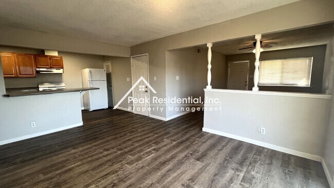Building Photo - Spacious 3bd/1ba Duplex with Garage - Grea...